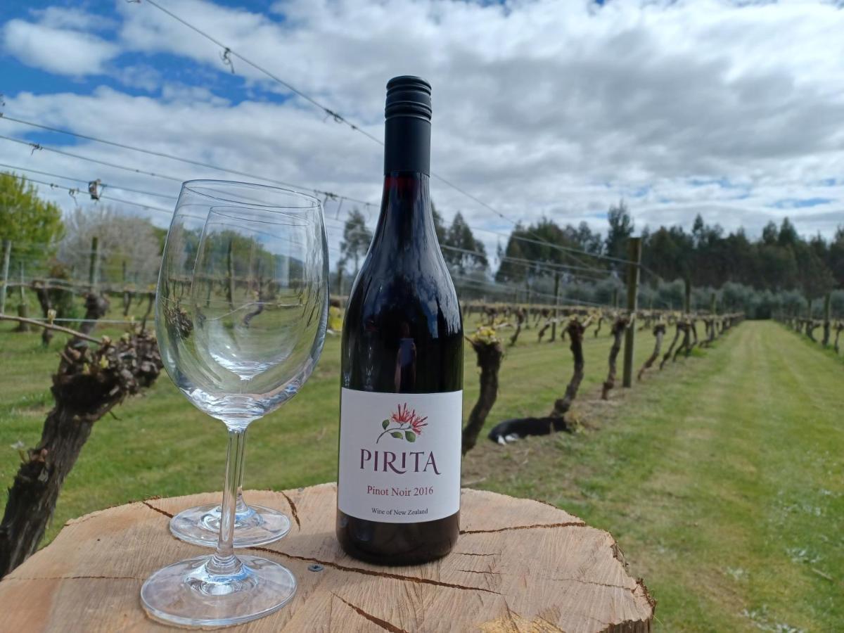 Pirita Vineyard Cottage. Upper Moutere Екстер'єр фото